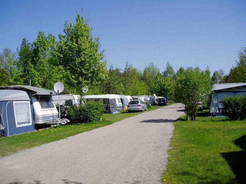 Die Wege auf dem Seecamping-Platz Langlau sind befestigt. Wohnmobil, Campingplatz Langlau, Urlaub, Stellplatz, Wald, Reise